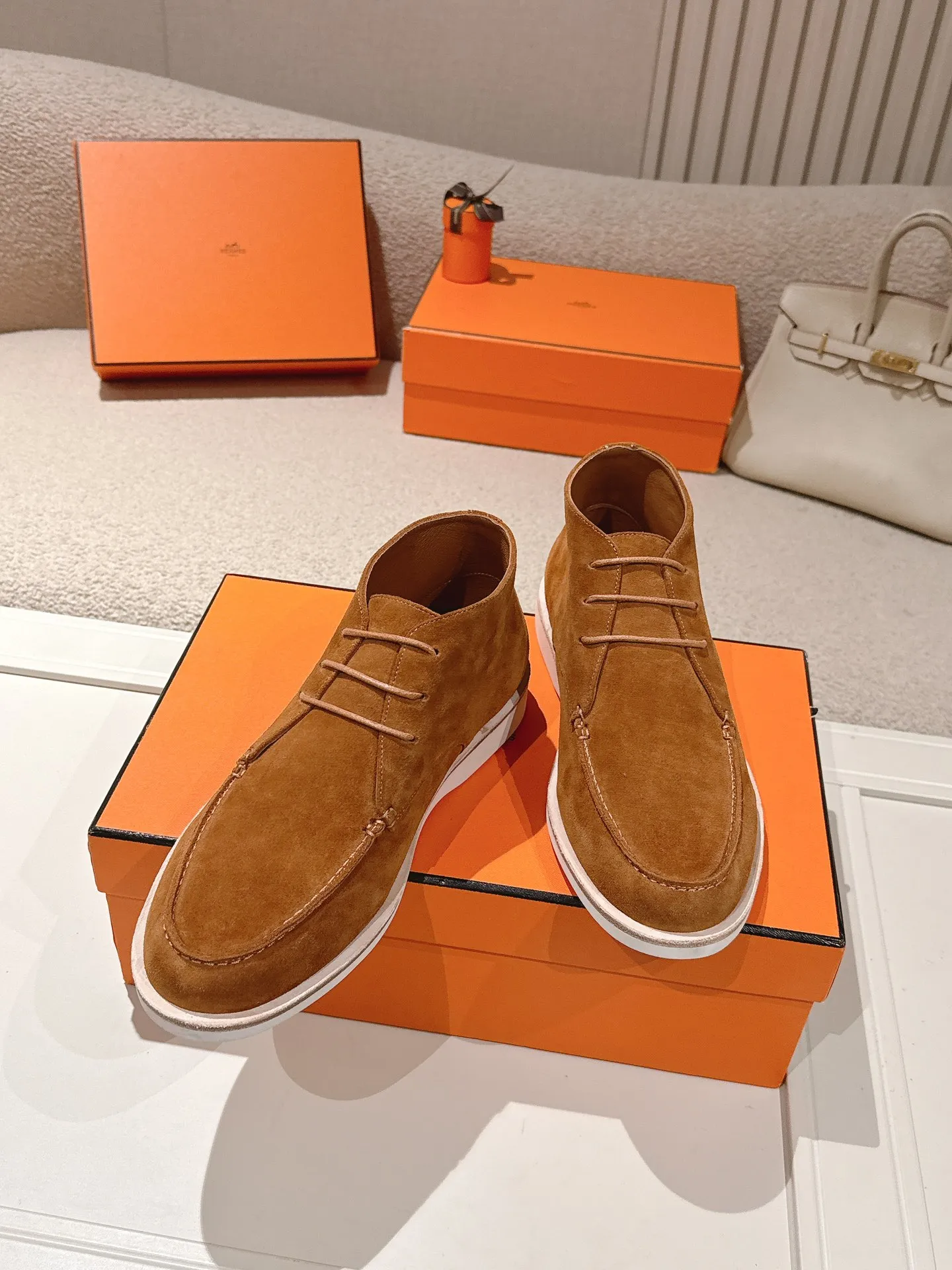 Men's Men's Shoes 660💰 Hermes men's size #26ss calfskin derby shoes, decorated with signature "H Diamant" details for a stylish and casual style. Fabric: Cow suede Lining: Mixed sheep lining Outsole: Genuine leather welt + original TPU Bottom thickness: 3CM Code number: 39-45 (customized at 46.47)